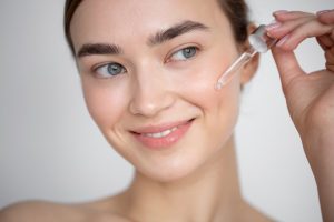 Zena Stavlja Serum Za Lice