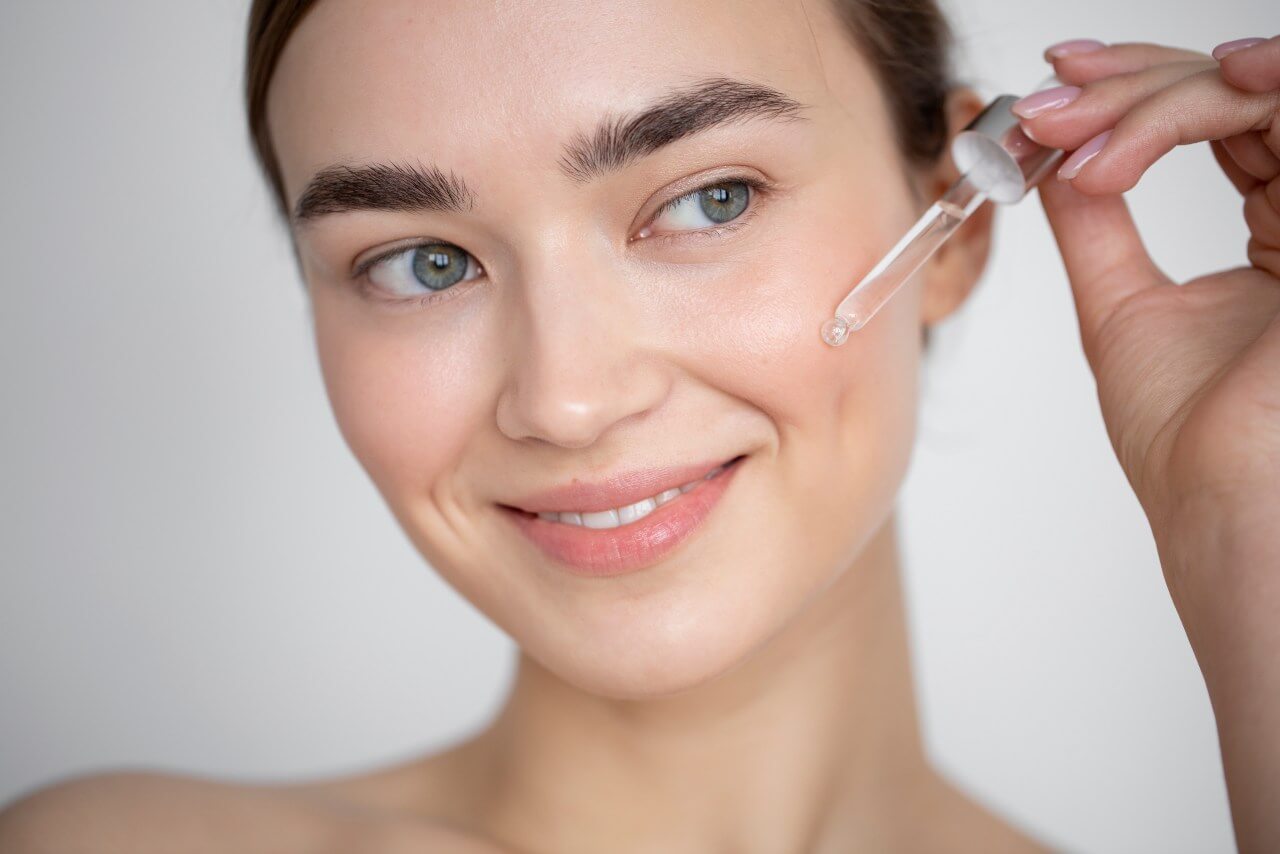 Zena Stavlja Serum Za Lice